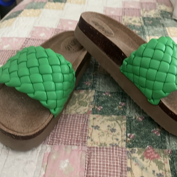 Aerie Slides sz 8 - Picture 2 of 6